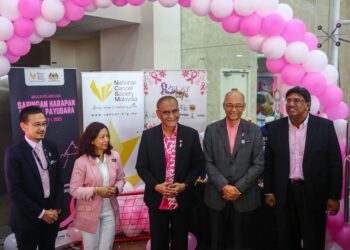 DZULKEFLY  Ahmad melancarkan Bulan Kesedaran Kanser Payudara 2025 di Kementerian Kesihatan di Putrajaya. - UTUSAN/KAMARIAH KHALIDI