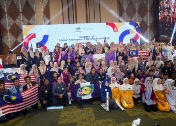 MENTERI Pendidikan, Fadhlina Sidek (duduk tengah) bergambar bersama para guru dan pelajar SK Putrajaya Presint 11 (1) selepas Majlis Pengumuman Anugerah Sekolah Terbaik Dunia, di Putrajaya semalam. - UTUSAN/FAISOL MUSTAFA