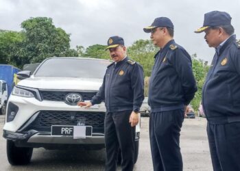 MUHAMMAD Kifli Ma Hassan (kiri) pada sidang media berkaitan seorang pakar motivasi memalsukan nombor pendaftaran kenderaan di Stesen Penguatkuasaan JPJ Kalumpang, Hulu Selangor hari ini.