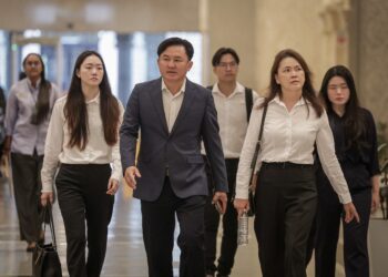 PAUL Yong (tengah) hadir ke Mahkamah Persekutuan Putrajaya hari ini.-UTUSAN/FAIZ ALIF