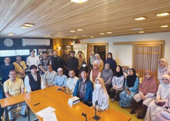 ASUKA (enam dari kanan, belakang) hadir menyaksikan syahadah ke 132 di Japan Da’wah Centre, Osaka Jepun