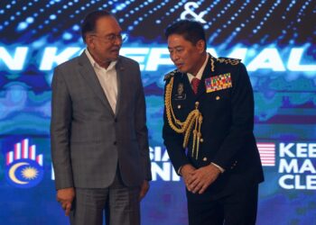 ANWAR Ibrahim bersama Azam Baki pada Majlis Sambutan Ulang Tahun SPRM ke-58 di Putrajaya.-UTUSAN/FAISOL MUSTAFA