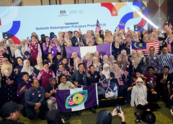 FADHLINA Sidek (duduk tengah) bergambar bersama para guru dan pelajar SK Putrajaya Presint 11 (1) selepas Majlis Pengumuman Anugerah Sekolah Terbaik Dunia di PICC) di Putrajaya. - UTUSAN/FAISOL MUSTAFA