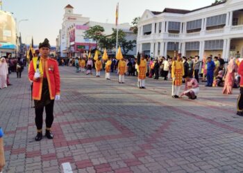 JEJAWAT-jejawat istana menunggu di hadapan Galeri Diraja Sultan Abdul Aziz, Klang bagi memulakan Istiadat Pernikahan Diraja di antara Tengku Amir Shah dengan Cik Afzaa Fadini Abdul Aziz hari ini-UTUSAN MOHAMAD NAUFAL MOHAMAD IDRIS