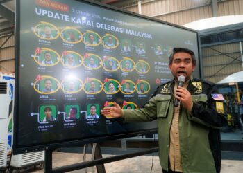 AHMAD Sani Araby Al-Kahery menunjukkan 17 rakyat Malaysia yang ditahan oleh tentera Israel di Pusat Gerakan Sumud Nusantara (SNCC) Sepang. - UTUSAN/FAISOL MUSTAFA