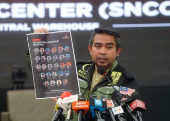AHMAD Sani Araby Al-Kahery menunjukkan 17 rakyat Malaysia yang ditahan oleh tentera Israel di Pusat Gerakan Sumud Nusantara (SNCC) Sepang. - UTUSAN/FAISOL MUSTAFA