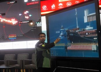 SANI Araby Abdul Alim Araby menunjukkan kapal misi kemanusiaan GSF dilihat mula memasuki pelabuhan Ashdod di SNCC. - UTUSAN/FAISOL MUSTAFA