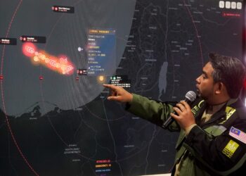 SANI Araby Abdul Alim Araby menunjukkan kapal Mikeno yang dinaiki Ardell Aryana ketika sidang akhbar di Pusat Gerakan Sumud Nusantara (SNCC) di Sepang. - UTUSAN/ FAISOL MUSTAFA