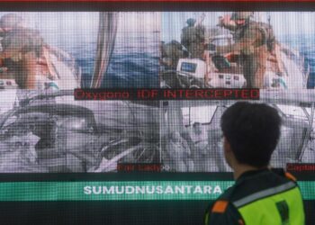 SIARAN CCTV memaparkan tentera Israel memintas kapal Oxygono pada 11.20 pagi (Waktu Malaysia) ditayangkan secara langsung di SNCC. - UTUSAN/FAISOL MUSTAFA