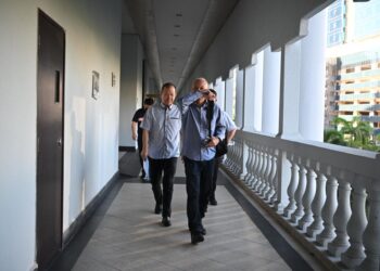 CHAN Chee Keong (kanan) bersama Ang Teck Ann (kiri) hadir di Mahkamah Sesyen Kuala Lumpur hari ini bagi menghadapi pertuduhan menerima rasuah berhubung projek cadangan pembinaan Lebuh Raya MEX II.