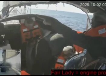 ZRA menunjukkan arah bot yang telah mengepung kapal Fair Lady yang dinaikinya sebelum rakaman CCTV terputus hubungan.