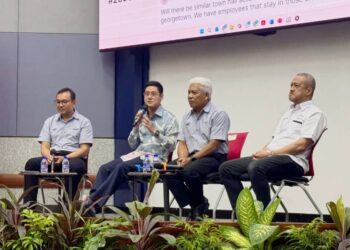 ZAIRIL Khir Johari (dua dari kiri) ketika sesi 'townhall' mengenai projek LRT Laluan Mutiara anjuran InvestPenang di Pusat Pembangunan Kemahiran Pulau Pinang (PSDC), George Town, Pulau Pinang hari ini.-GAMBAR/BULETIN MUTIARA
