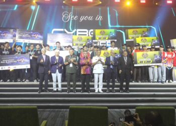 ADLY Zahari (empat dari kiri) ketika merasmikan penutupan program Perkhidmatan Digital Siber, Pertahanan dan Keselamatan Asia (CyberDSA), di Pusat Pameran dan Perdagangan Antarabangsa (MITEC) di sini, hari ini.