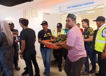 JENAZAH kanak-kanak lelaki yang meninggal dunia selepas ditemukan tidak sedarkan diri di dalam tandas sebuah sekolah rendah di Senawang, Seremban dibawa keluar dari Unit Perubatan Forensik Hospital Rembau selepas selesai dibedah siasat hari ini.-UTUSAN/ NOR AINNA HAMZAH