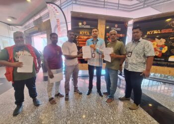 R. VIJAYAGANDI menyerahkan surat bantahan kepada Mohamad Firdaus Shir Mohd. di Bangunan SUK, Shah Alam, Selangor semalam. – UTUSAN/ISKANDAR SHAH MOHAMED