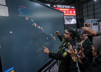 Dr. Sany Araby menunjukkan status terkini konvoi GSF yang mula belayar memasuki zon merah 2 di SNCC, Sepang. - UTUSAN/FAIZ ALIF ZUBIR