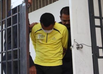 SEORANG guru dibawa ke Kompleks Mahkamah Balik Pulau, Pulau Pinang hari ini bagi mendapatkan perintah reman berhubung kes rogol membabitkan seorang pelajar perempuan bawah umur, tahun lepas.-UTUSAN/DANIAL SAAD