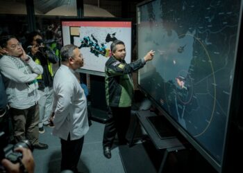 Menteri Besar Selangor, Datuk Seri Amirudin Shari ketika ketika meninjau pusat operasi SNCC, Sepang. - UTUSAN/ FAIZ ALIF ZUBIR