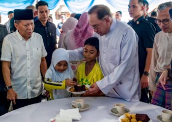 ANWAR Ibrahim melawat gerai makan di Bazaria Pantai selain menyantuni wakil-wakil peniaga serta para pengunjung di Pantai Dalam, Kuala Lumpur hari ini.-GAMBAR/PEJABAT PERDANA MENTERI.