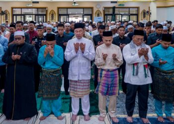 ANWAR Ibrahim menunaikan solat sunat hajat untuk keselamatan dan pembelaan kepada para sukarelawan Global Sumud Fortilla (GSF) di Masjid al-Khadijah, Pantai Dalam, Kuala Lumpur hari ini.-GAMBAR/PEJABAT PERDANA MENTERI.