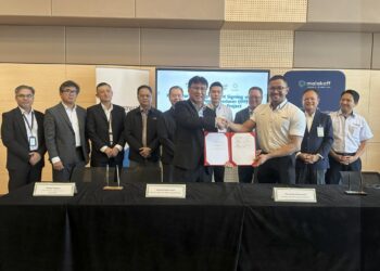 KETUA Pembangunan Perniagaan Malakoff, Shajaratuddur Ibrahim (depan, kanan) bertukar dokumen dengan Ketua Pegawai Eksekutif Kumpulan Sarawak Energy, Datuk Sharbini Suhaili setelah memeterai perkongsian untuk pembangunan projek Solar Skala Besar (LSS) 100 MW di Bintulu, Sarawak.