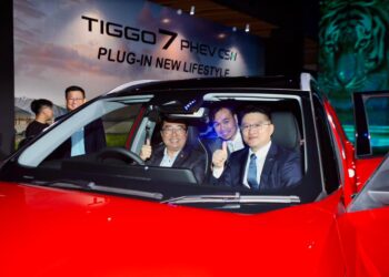 LEE Wen Hsiang (tengah) bersama Menteri Sains, Teknologi dan Inovasi, Chang Lih Kang (kiri) dan Naib Presiden Eksekutif Chery Corporate Malaysia, Men Linbo (kanan) semasa pelancaran kedua-dua model baharu hibrid plug-in di sini, hari ini. UTUSAN/ISKANDAR ISHAK