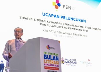 PERDANA Menteri, Datuk Seri Anwar Ibrahim berucap pada Majlis Peluncuran Strategi Literasi Kewangan Kebangsaan Malaysia 2026-2030 dan Bulan Literasi Kewangan 2025 di Sasana Kijang, Bank Negara Kuala Lumpur di sini, hari ini. - UTUSAN/SYAKIR RADIN