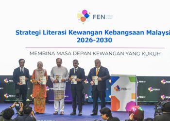 PERDANA Menteri, Datuk Seri Anwar Ibrahim (tengah) bersama Menteri Pendidikan, Fadhlina Sidek (dua dari kiri) dan Gabenor Bank Negara Malaysia, Datuk Sri Abdul Rasheed Ghaffour (dua dari kanan) ketika sesi bergambar pada Majlis Peluncuran Strategi Literasi Kewangan Kebangsaan Malaysia 2026-2030 dan Bulan Literasi Kewangan 2025 di Sasana Kijang, Bank Negara Kuala Lumpur di sini, hari ini. - UTUSAN/SYAKIR RADIN