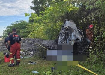 DUA individu dipercayai rentung selepas terperangkap dalam kereta yang terbakar susulan satu kemalangan di Jalan Pekan Darat menghala ke Sungai Lokan, Butterworth, Pulau Pinang pagi ini.-GAMBAR/MEDIA SOSIAL