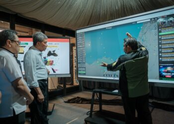 MOHAMAD Hasan mendengar keterangan dari Ketua Pengarah SNCC, Datuk Dr Sani Araby Abdul Alim Araby berkenaan situasi terkini Misi Global Sumud Flotila di SNCC, Sepang. - UTUSAN/FAIZ ALIF ZUBIR