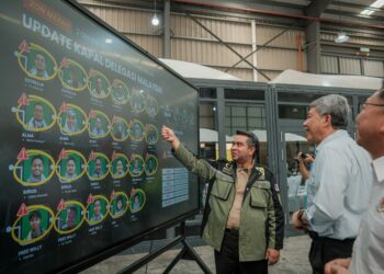 MOHAMAD Hasan mendengar keterangan dari Ketua Pengarah SNCC, Datuk Dr Sani Araby Abdul Alim Araby berkenaan situasi terkini Misi Global Sumud Flotila di SNCC, Sepang. - UTUSAN/FAIZ ALIF ZUBIR