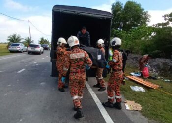 MAYAT salah seorang daripada mangsa yang rentung dalam kemalangan di Jalan Pekan Darat menghala ke Sungai Lokan, Butterworth, Pulau Pinang hari ini dibawa menaiki kenderaan logistik polis untuk ke hospital bagi urusan bedah siasat.-GAMBAR/JBPM PULAU PINANG