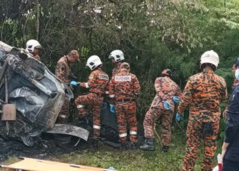 DUA lelaki rentung selepas kereta yang mereka naiki terlibat dalam kemalangan sebelum terbakar di Jalan Pekan Darat menghala ke Sungai Lokan, Butterworth, Pulau Pinang pagi tadi.-GAMBAR/JBPM PULAU PINANG