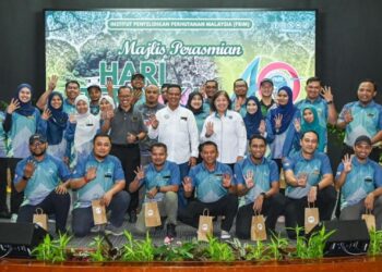 ISMAIL Parlan (enam dari kiri) ketika sesi bergambar pada majlis perasmian Hari Terbuka FRIM sempena ulang tahun ke-40 di Institut Penyelidikan Hutan Malaysia (FRIM) Kuala Lumpur di Kepong, hari ini. - UTUSAN/SYAKIR RADIN