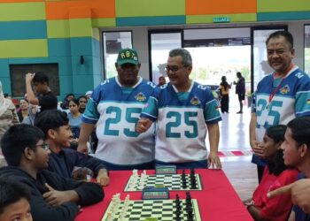 MASRI Baharuddin beramah mesra dengan peserta Kejohanan Catur Piala Ahli Majlis, MBS 2025 DUN Sikamat dan DUN Ampangan di Dewan Komuniti, Taman Coral Height, Sikamat, Seremban hari ini. - UTUSAN/NOR AINNA HAMZAH.