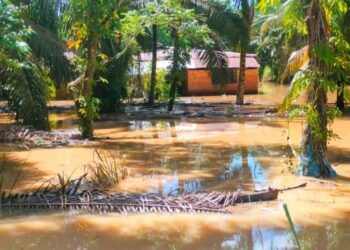 KEADAAN sebuah rumah di Kampung Paya Embun, Pekan Nanas, Pontian yang dilanda banjir pagi tadi.