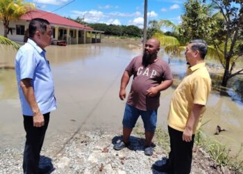 WEE JECK Seng (kanan) meninjau rumah-rumah penduduk yang dilanda banjir di Kampung Maju Jaya, Pekan Nanas berikutan limpahan air dari sungai berhampiran, di Pontian, Johor, hari ini.