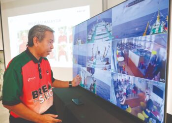 KAMARUL Zaman Shaharul Anwar dalam sidang akhbar berkaitan perkembangan terkini pelayaran kapal Conscience yang membawa sembilan delegasi Malaysia diketuai oleh MyCare di Ibu Pejabat MyCare, Serdang, semalam. – MINGGUAN/ISKANDAR ISHAK