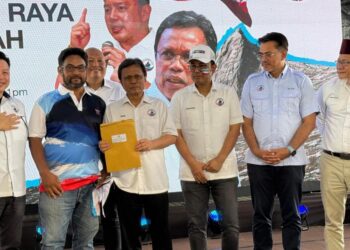 MOHD. Syafie (tiga dari kiri) menyampaikan borang keahlian kepada salah seorang daripada 1500 ahli baharu. - UTUSAN/NASRAWATI SYARIFUDDIN