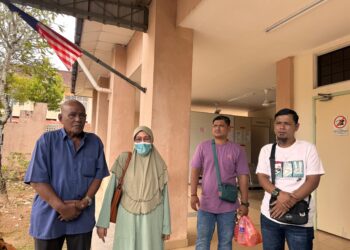 AHMAD Lin (kiri) bersama Mohd Arif (kanan) dan ahli keluarga yang lain ketika ditemui di pekarangan Unit Forensik Hospital Kepala Batas, Pulau Pinang hari ini.-UTUSAN/SITI NUR MAS ERAH AMRAN
