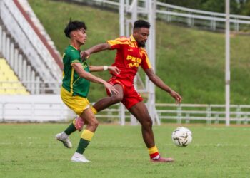 PEMAIN Selangor FC, Alvin Fortes (kanan) diasak oleh pemain Imigresen FC (IFC), Nik Akif Syahiran Nik Mat dalam aksi Liga Super di Stadium Batu Kawan, Pulau Pinang hari ini.-UTUSAN/DANIAL SAAD
