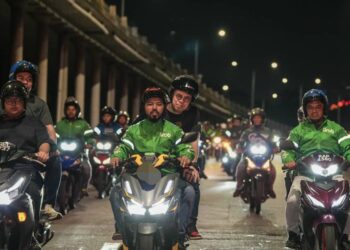 STEVEN Sim Chee Keong (tengah) ketika membonceng motosikal milik Ahmad Ikram Ahmat Makbol semasa menyertai konvoi Penang Rider Jalan Teruih di Seberang Jaya, Pulau Pinang baru-baru ini.-GAMBAR/FACEBOOK STEVEN SIM