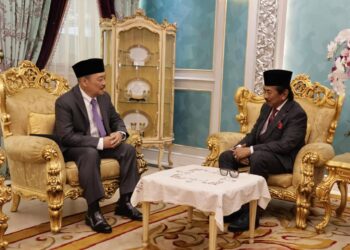 HAJIJI Noor mengadakan pertemuan dengan Yang Dipertua Negeri Sabah, Tun Musa Aman di Istana Negeri, Kota Kinabalu, Sabah.