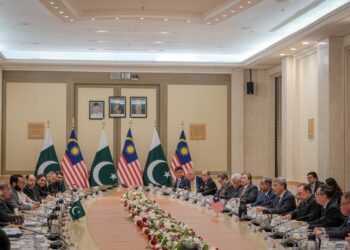 ANWAR Ibrahim bersama Muhammad Shehbaz Sharif serta delegasi ketika mesyuarat dua hala sempena lawatan rasmi Pakistan ke Malaysia selama tiga hari di Kompleks Perdana Putra, Putrajaya. - UTUSAN/ FAIZ ALIF