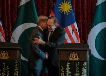 ANWAR Ibrahim bersama Muhammad Shebaz sempena lawatan Perdana Menteri Pakistan itu ke Malaysia di Kompleks Perdana Putra, Putrajaya. - UTUSAN/FAIZ ALIF ZUBIR