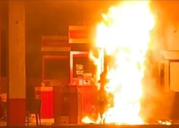 API marak membakar sebuah pam minyak petrol dalam kebakaran sebuah stesen minyak di Kampung Bandar, Mukim Siong di Baling.