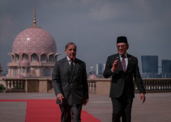 ANWAR Ibrahim mengiringi Muhammad Shebaz sempena lawatan Perdana Menteri Pakistan ke Malaysia di Kompleks Perdana Putra, Putrajaya. - UTUSAN/FAIZ ALIF ZUBIR
