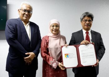Tengku Maimun (tengah) yang merupakan wanita pertama yang menjadi Ketua Hakim Negara bersara wajib pada 1 Julai lalu selepas menerajui badan kehakiman selama enam tahun.