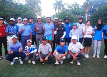 SERAMAI 21 pemain remaja lelaki dan wanita menjalani sesi ujian pemilihan skuad SUKMA Melaka di Kelab Golf Ayer Keroh & Country (AKCC), Melaka, hari ini. - UTUSAN/AMRAN MULUP