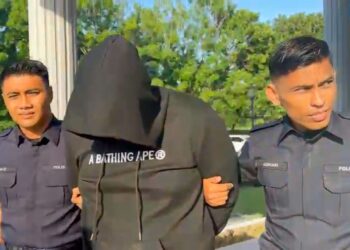 SEORANG pembantu kedai makan berusia 18 tahun (tengah) dibawa ke Kompleks Mahkamah Balik Pulau di Pulau Pinang untuk mendapatkan perintah reman bagi membantu siasatan berhubung satu kes rogol membabitkan pelajar perempuan berusia 14 tahun.-UTUSAN/DANIAL SAAD